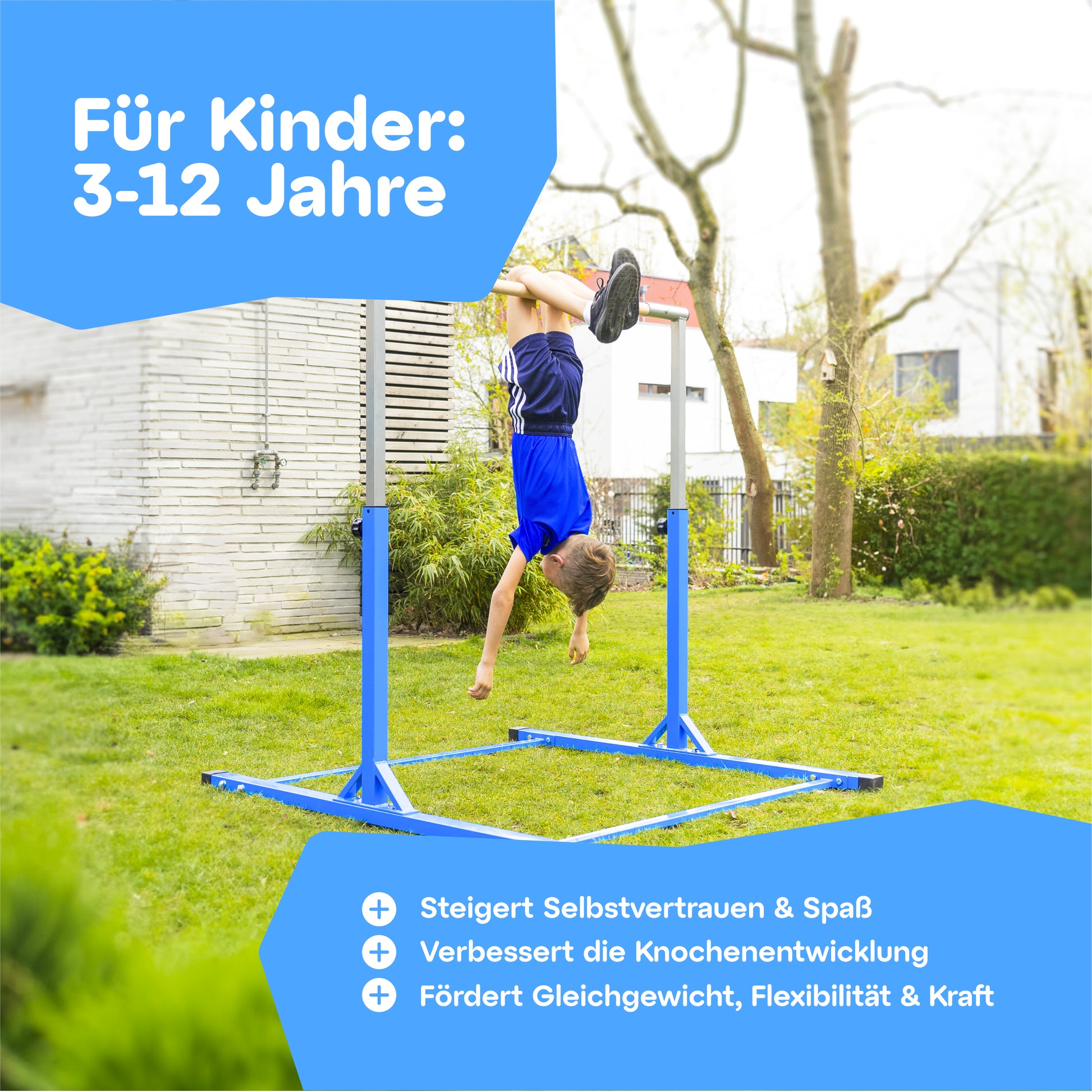 Junge turnt kopfüber an einem blauen Turnreck im Garten. Das Turnreck fördert Selbstvertrauen, Knochenentwicklung sowie Gleichgewicht, Flexibilität und Kraft bei Kindern im Alter von 3 bis 15 Jahren.